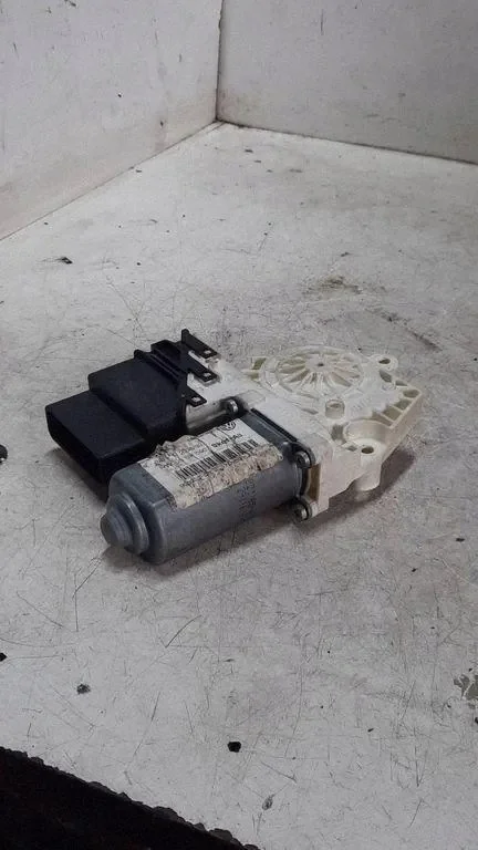 Achterruitmotor Skoda Octavia 2 1K0959704J image 4