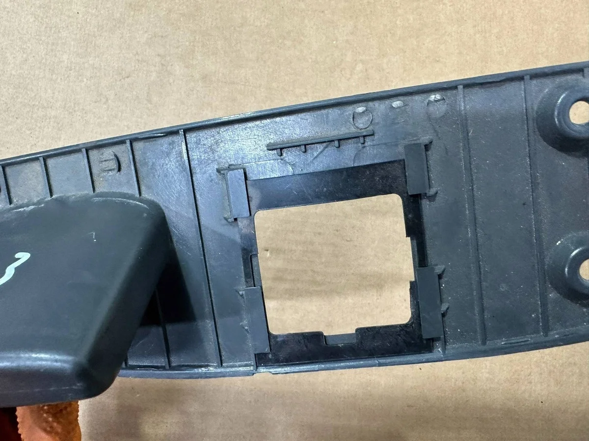 Cache serrure coffre Mercedes SL R230 image 8