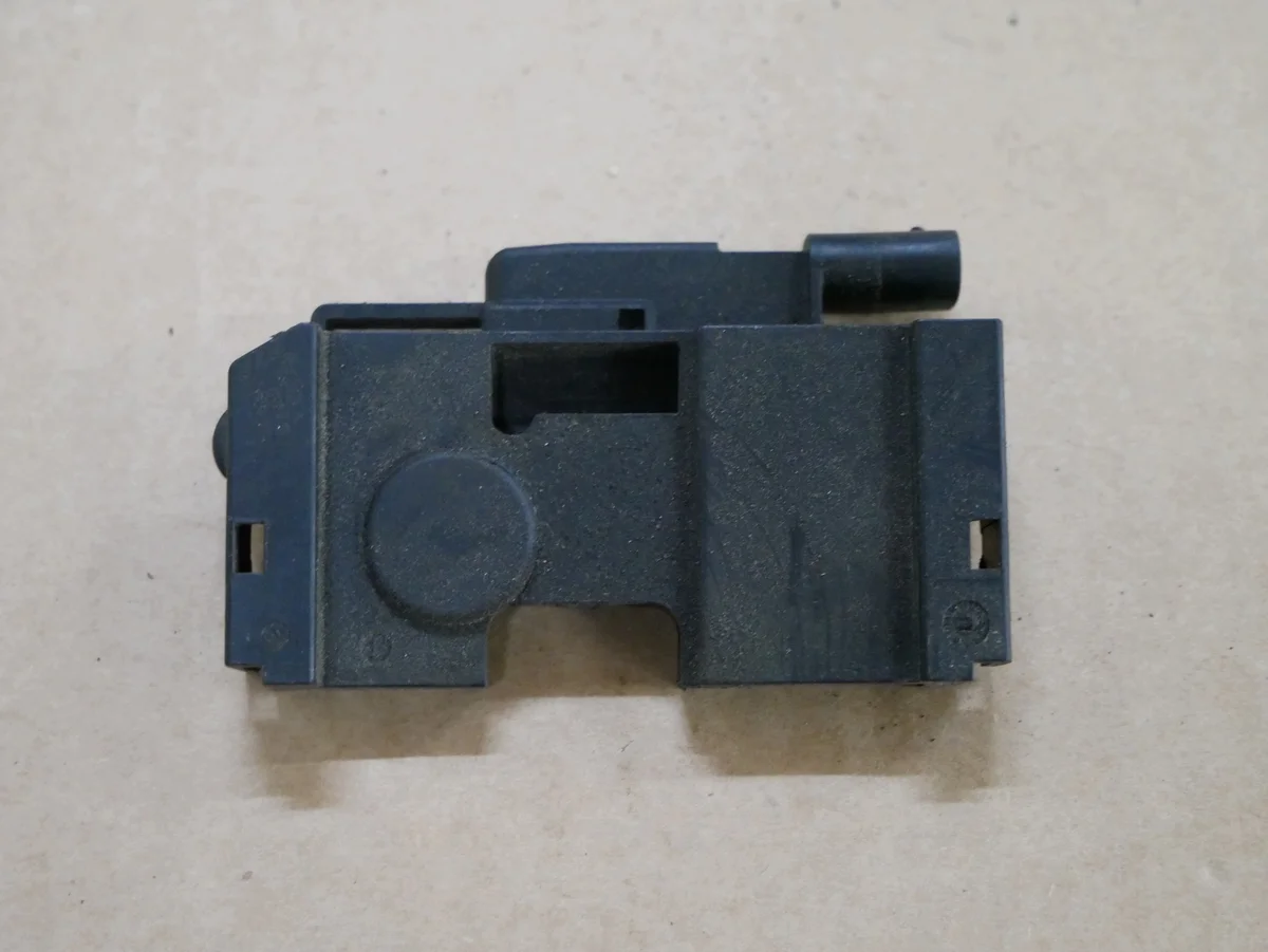 Mercedes W204 Sluitcontact Motorkap 2048703158