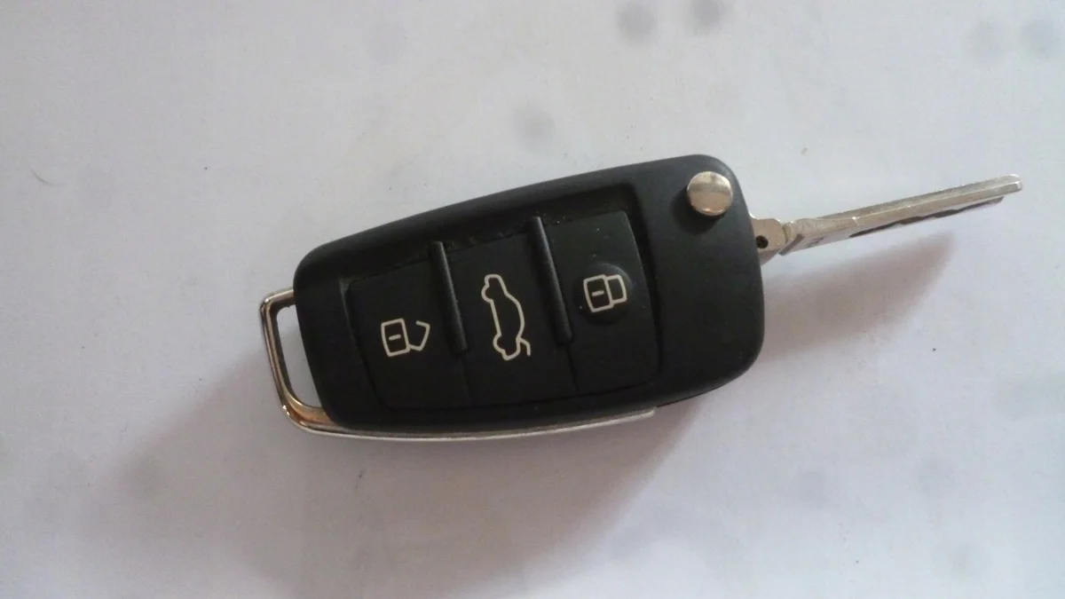 Audi A4 B7 sleutel 8P0837220