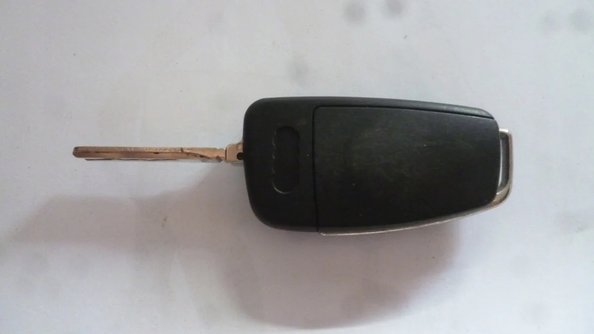 Audi A4 B7 sleutel 8P0837220 thumbnail 1