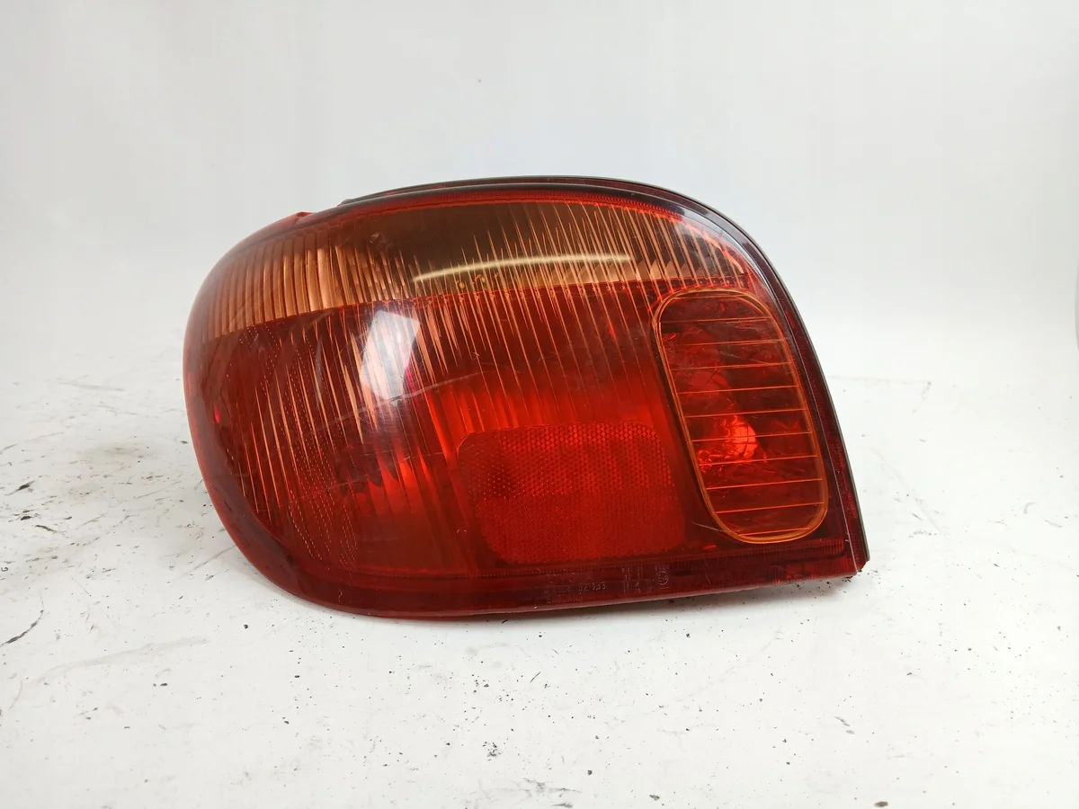 Toyota Yaris Rückleuchte Links gebraucht thumbnail 1