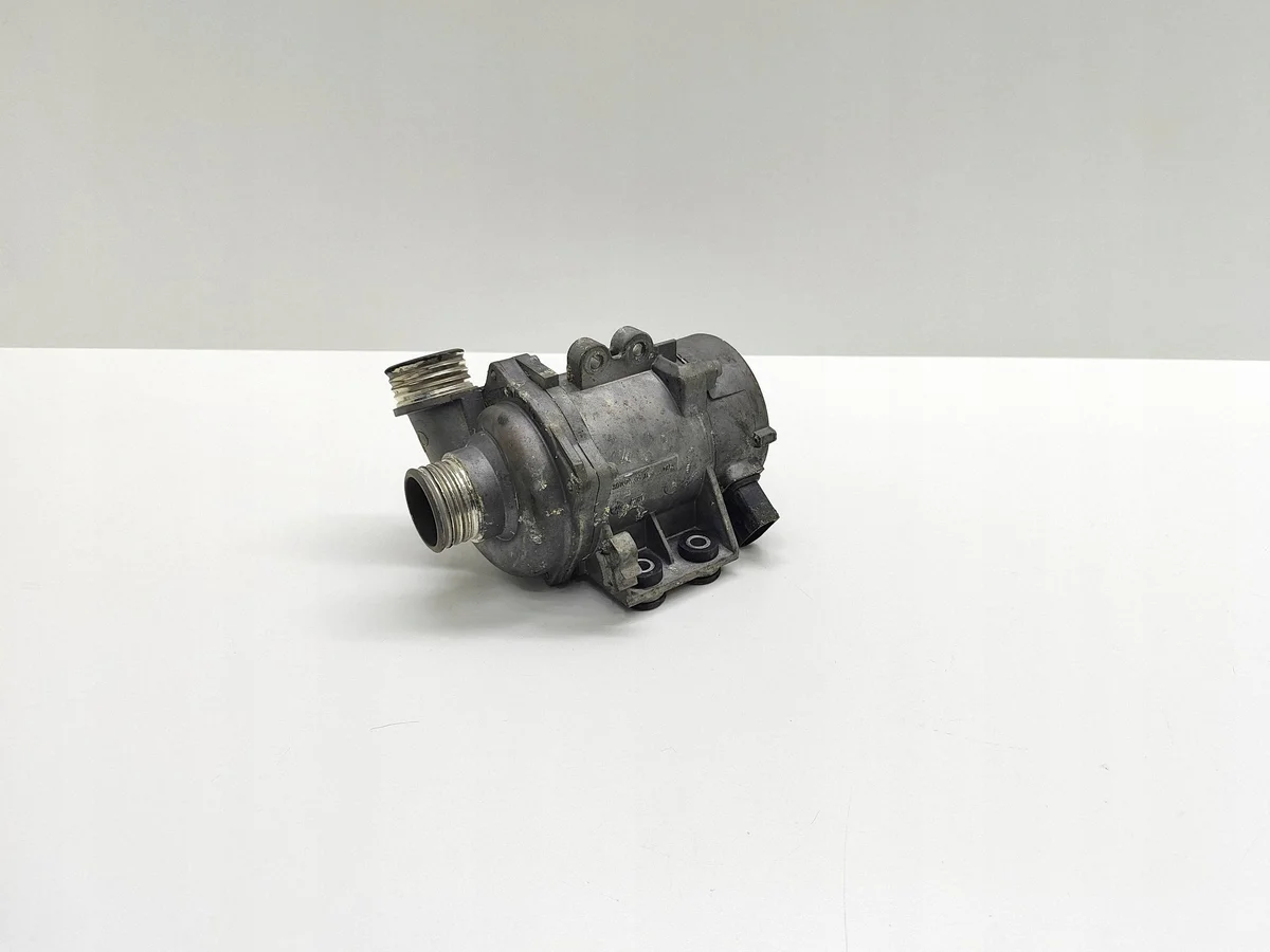 Pompe à eau BMW E60 E61 702851