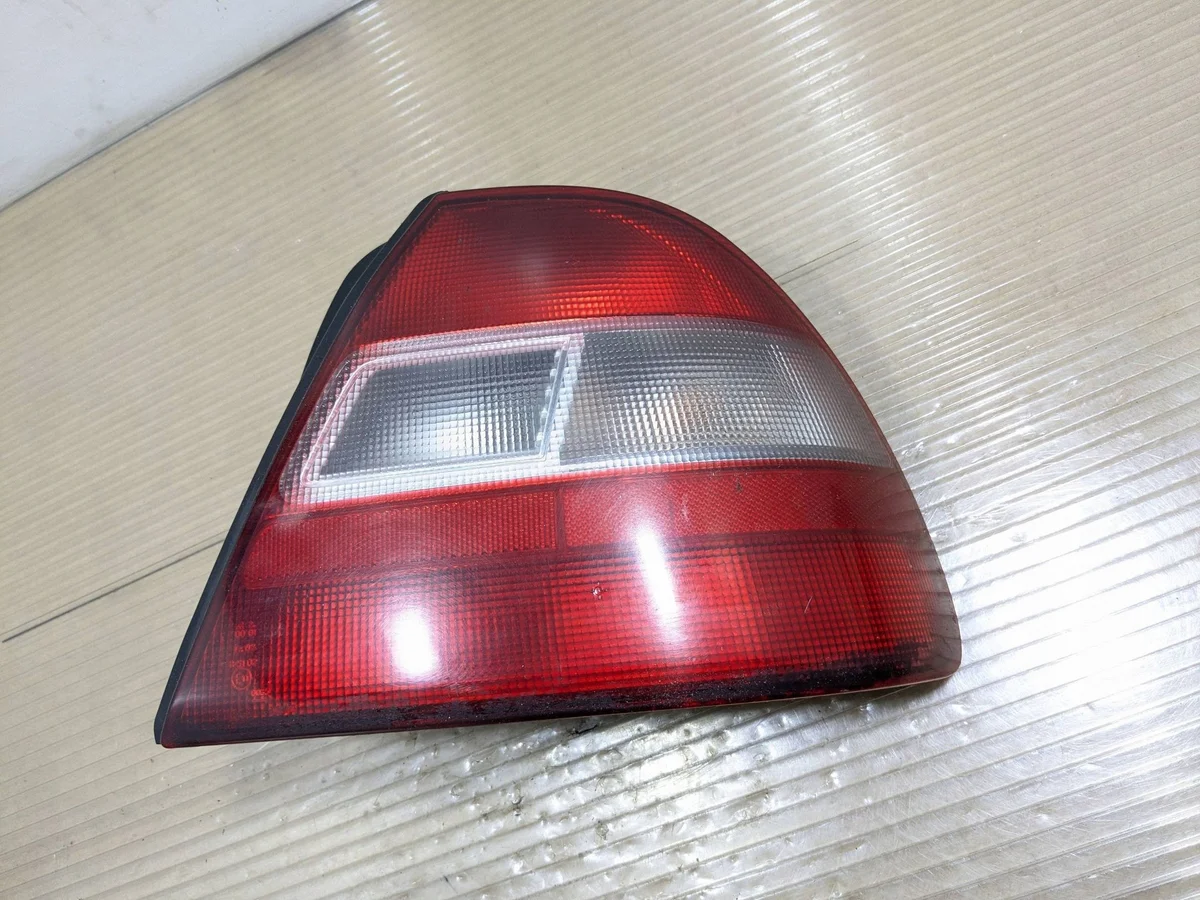 Honda Civic Feu Arrière Droit E110085 image 2
