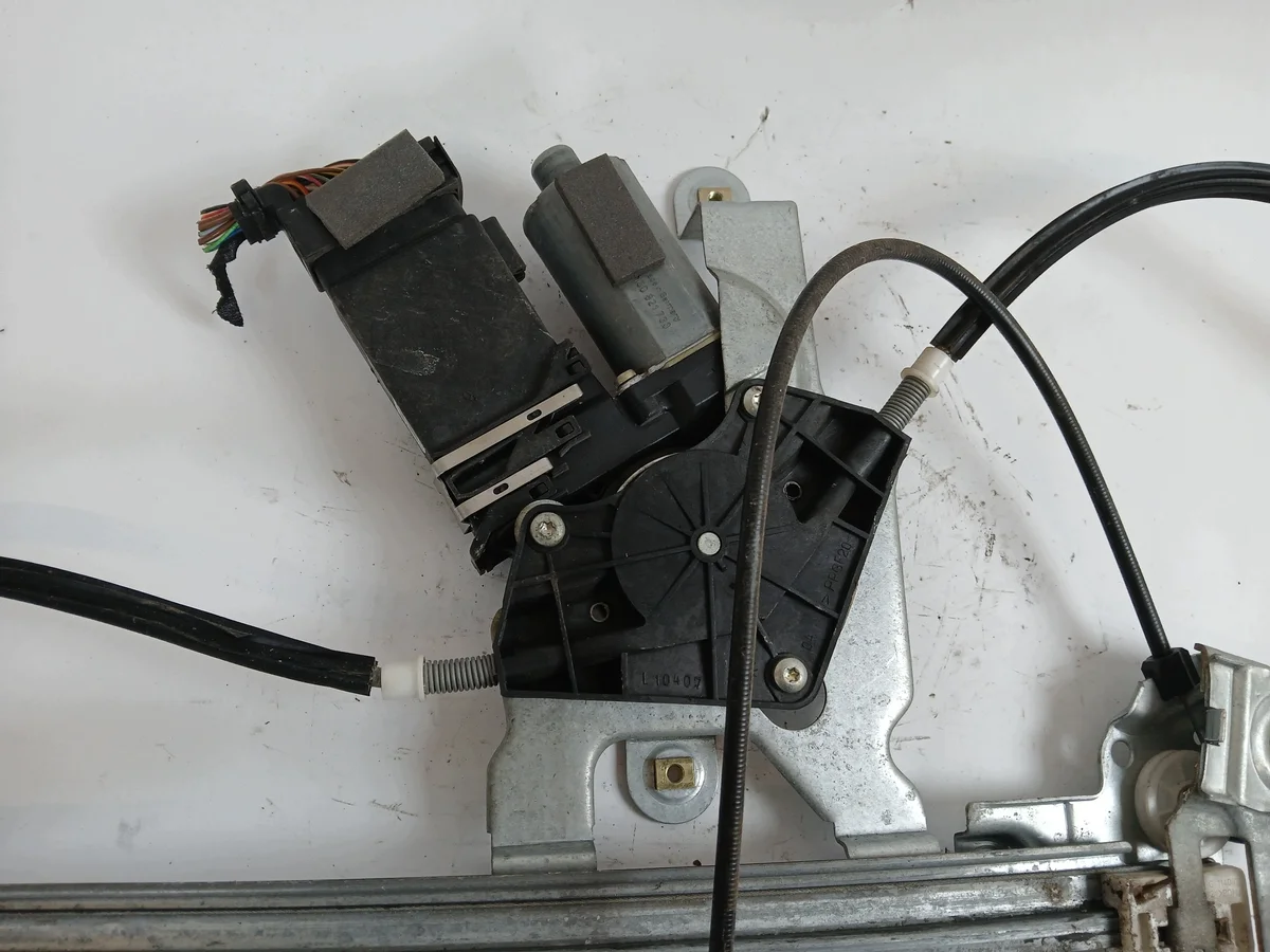 Fönsterhiss höger fram Skoda Octavia 1U4959802D image 3