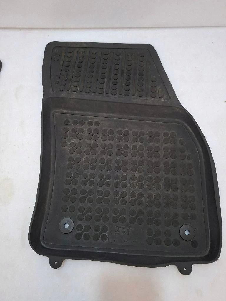 VW Tiguan II Gummimatten Satz 5NA image 10