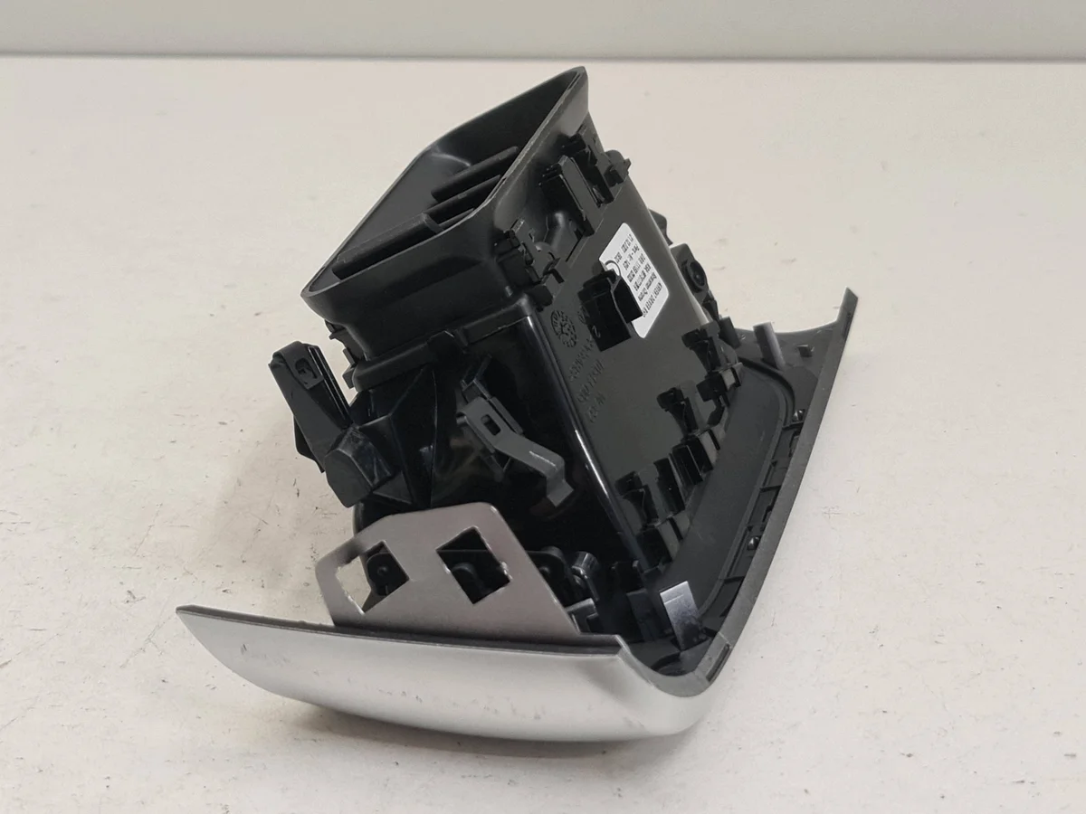 Grille ventilation Renault Captur II 687617708R image 4