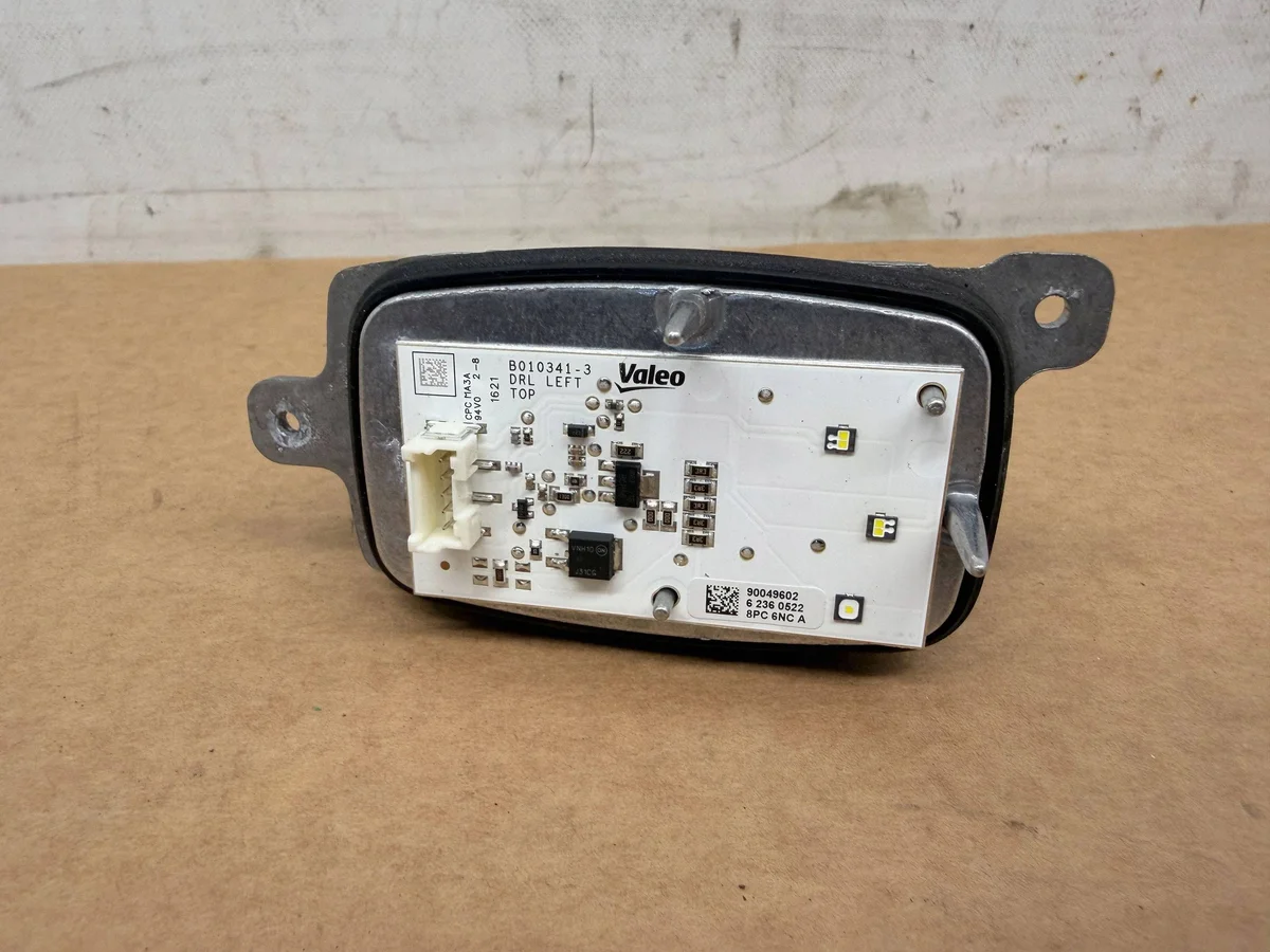 Renault Megane IV convertisseur LED gauche 90049602 image 3