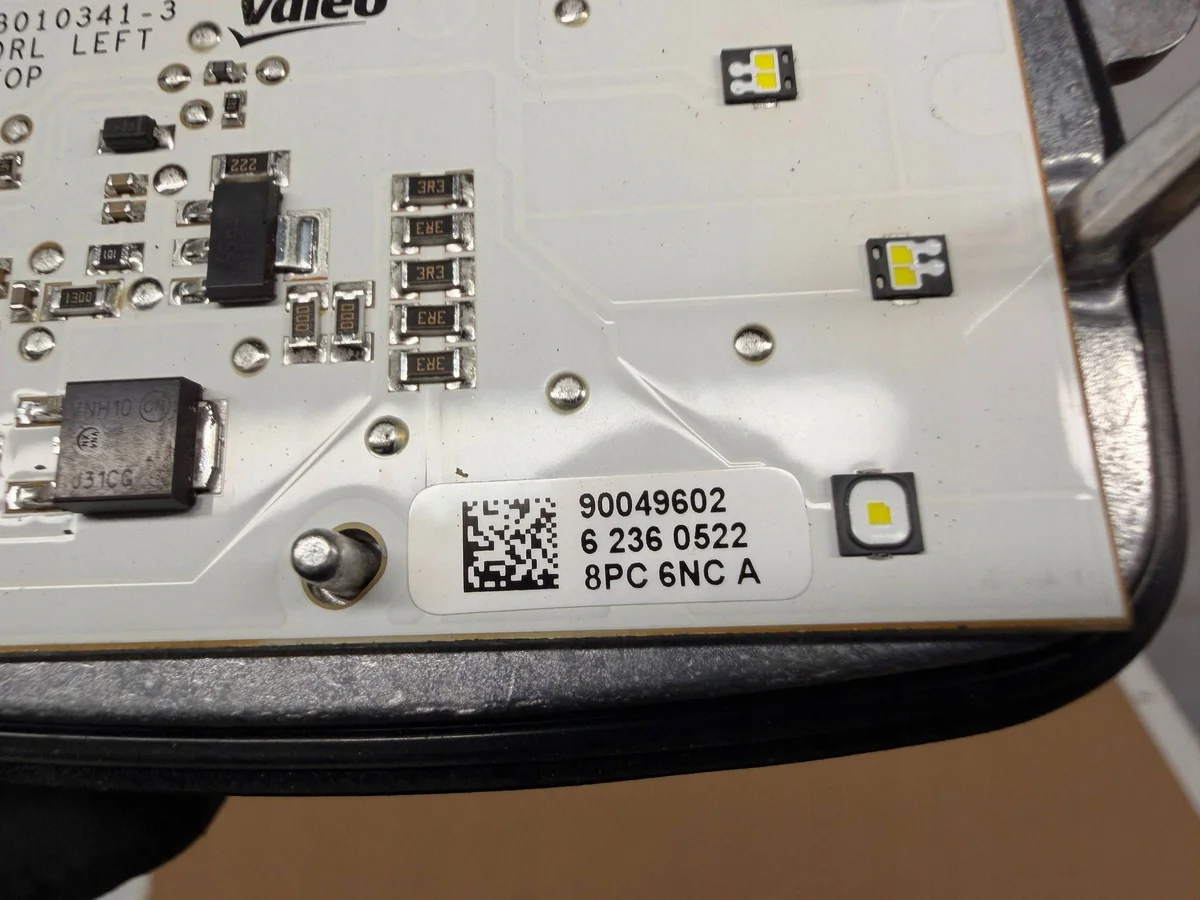 Renault Megane IV convertisseur LED gauche 90049602 image 4