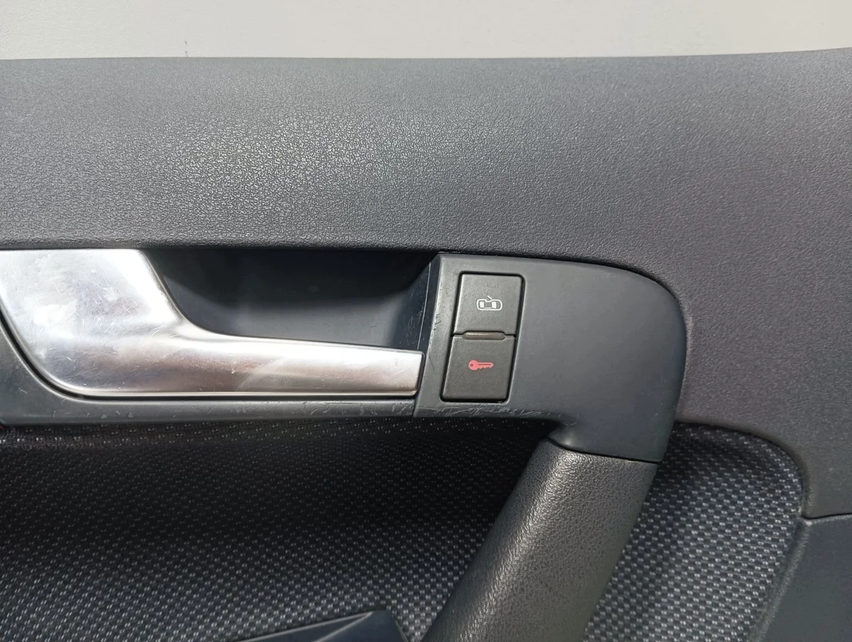 Audi A3 8P Türverkleidung links vorne 8P4867105 image 3