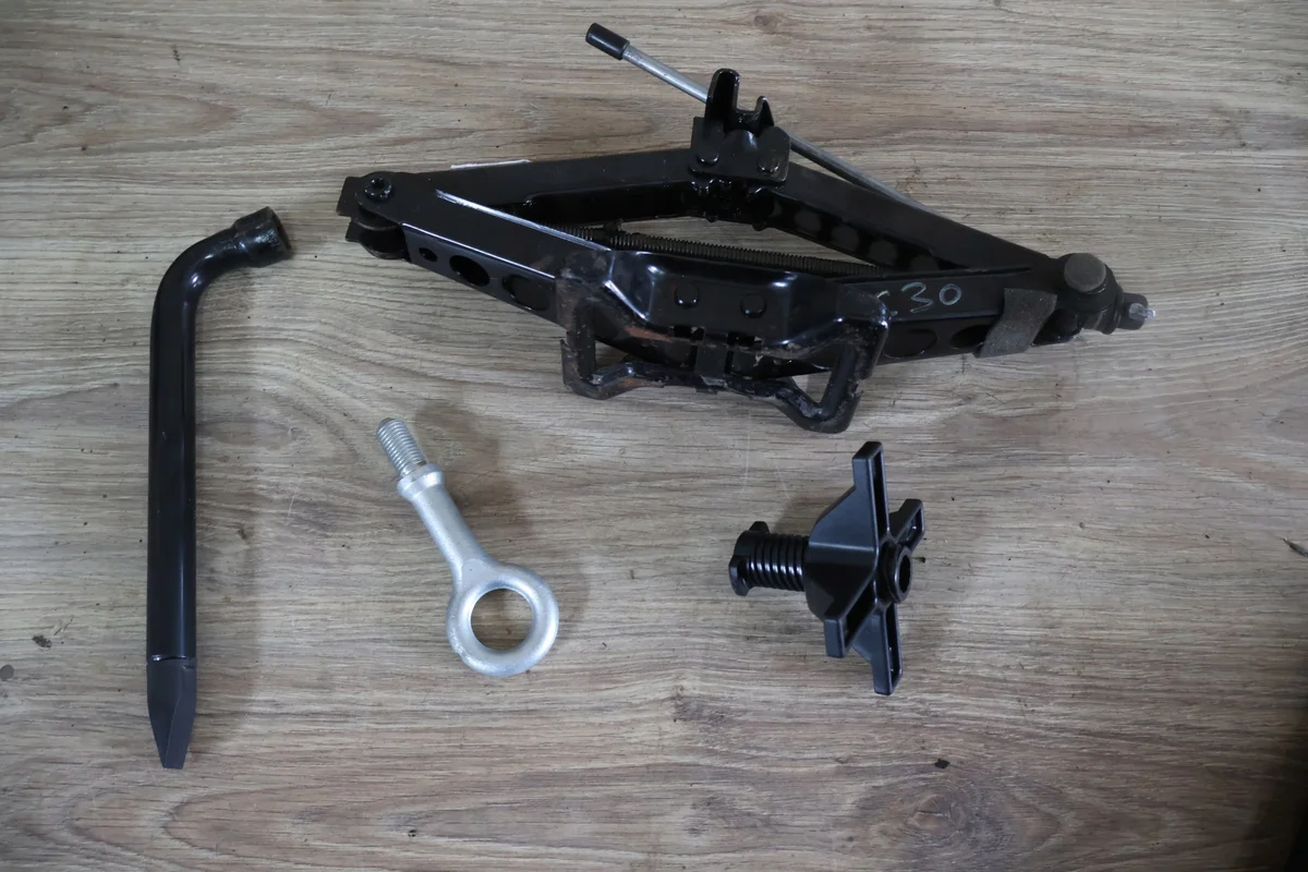 Gato Volvo C30 S40 V50 C70 3M51-17080-DA