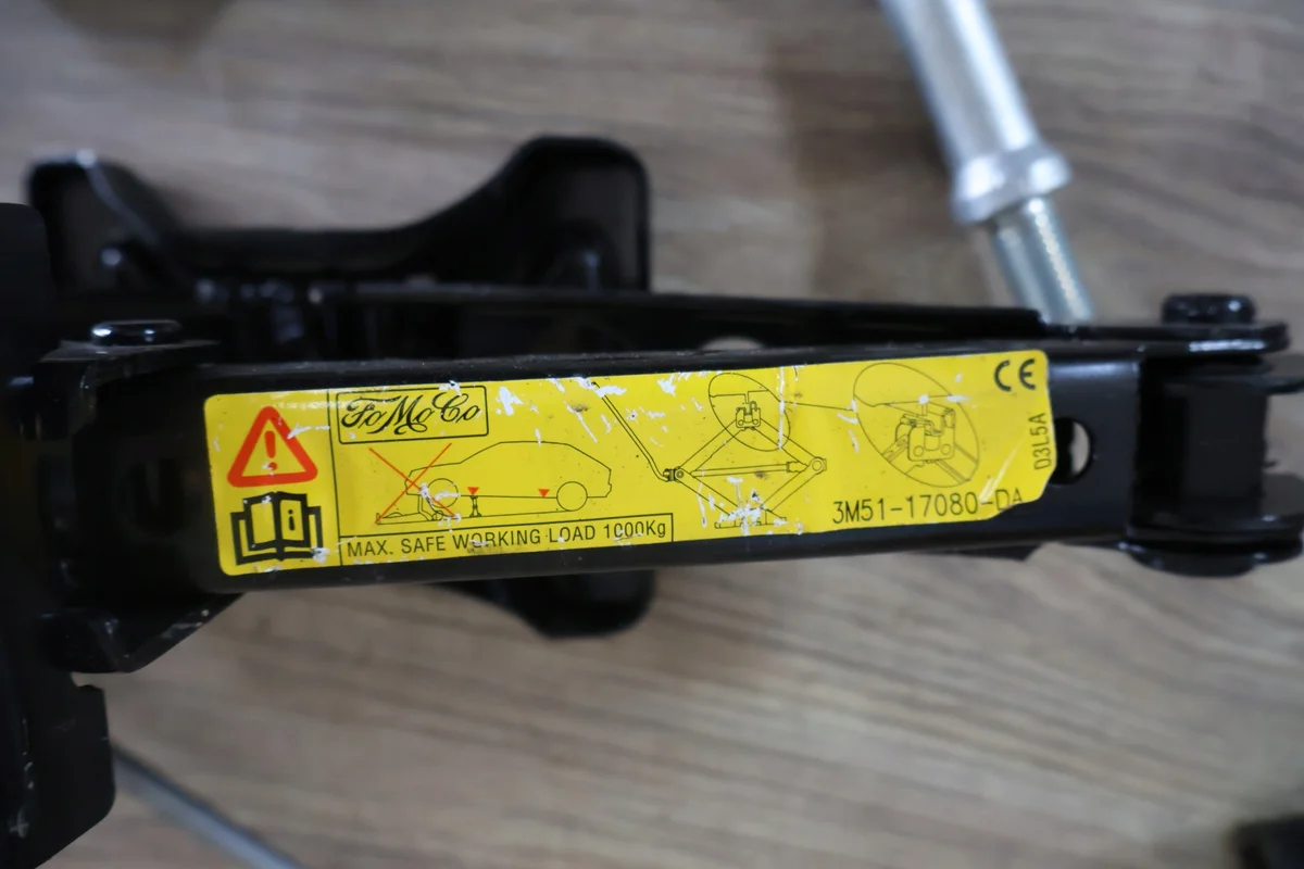 Volvo Wagenheber 3M51-17080-DA gebraucht image 3