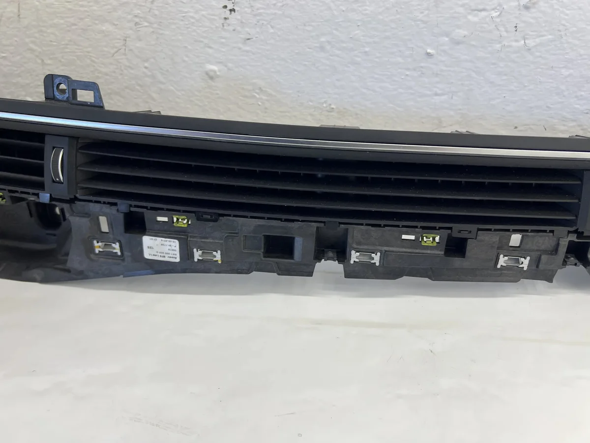 Audi 8W1820902D Ventilatiepaneel Gebruikt image 3