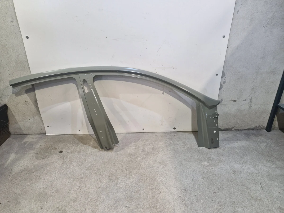 Habillage montant droit Tesla Model Y