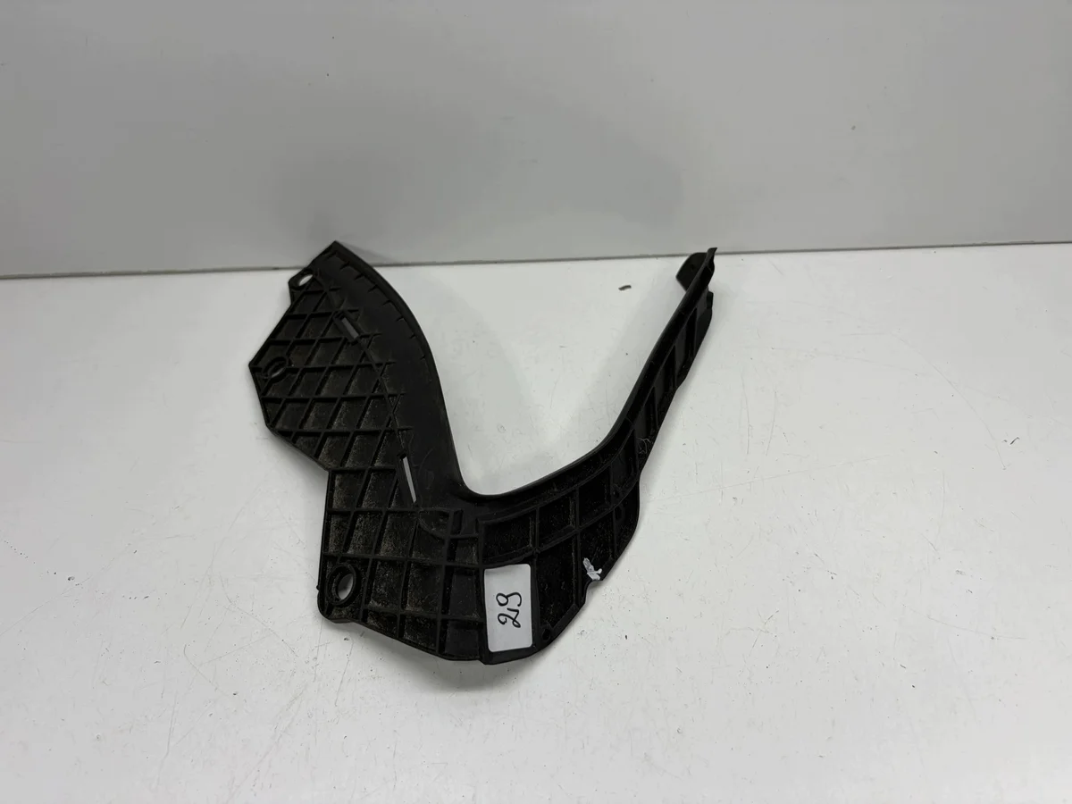 Audi Q3 ajovalon tiiviste oikea