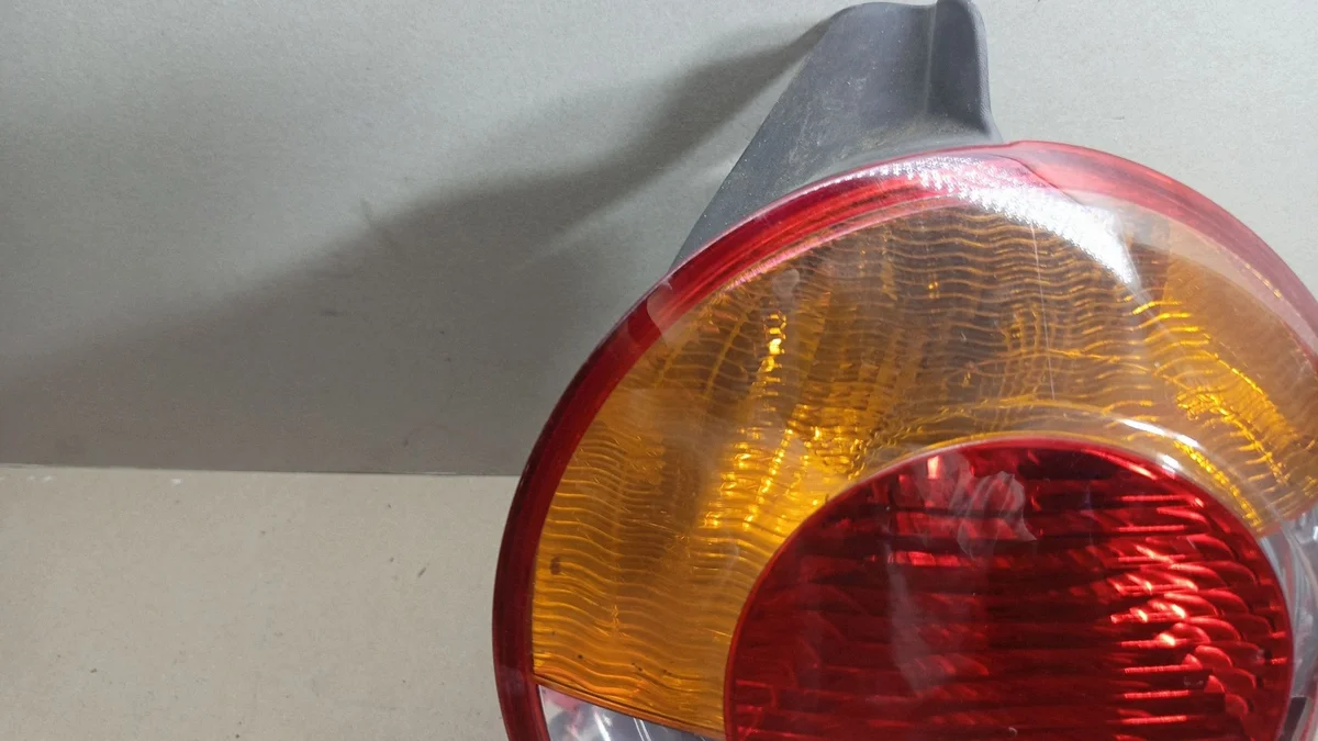 Feu arrière droit Renault Modus 62457-F468 thumbnail 1
