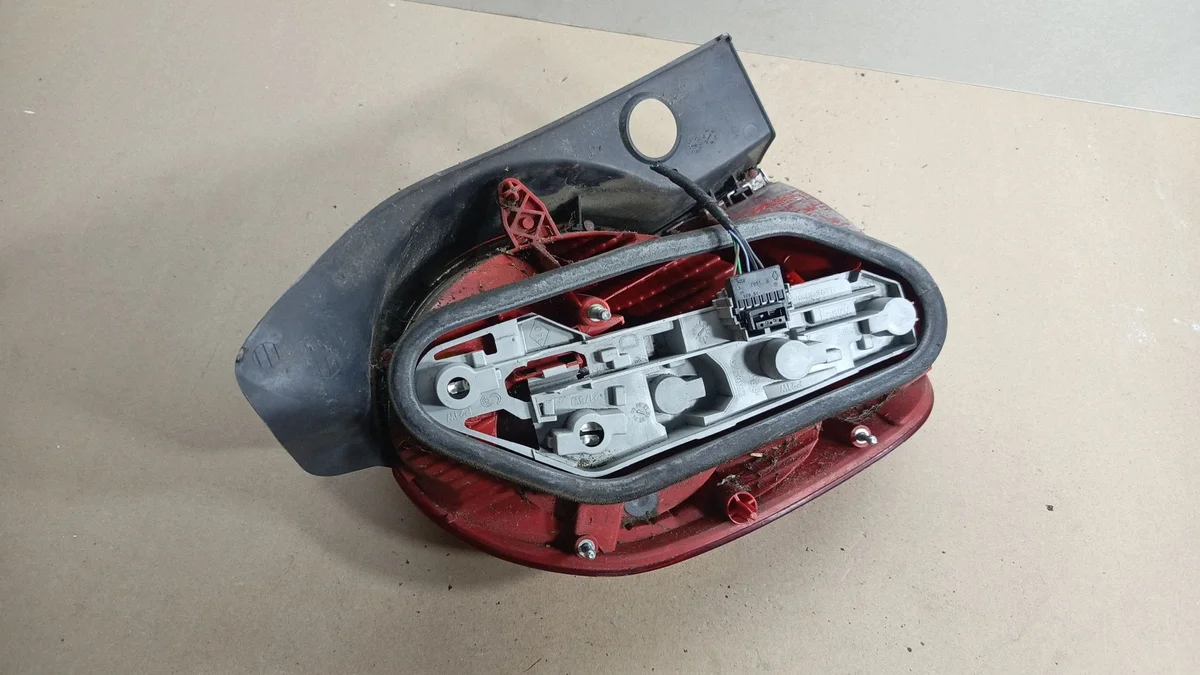 Feu arrière droit Renault Modus 62457-F468 thumbnail 9
