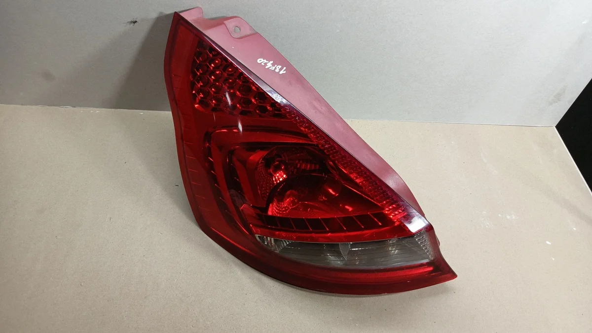 Achterlicht links Ford Fiesta MK7 8A6113405A