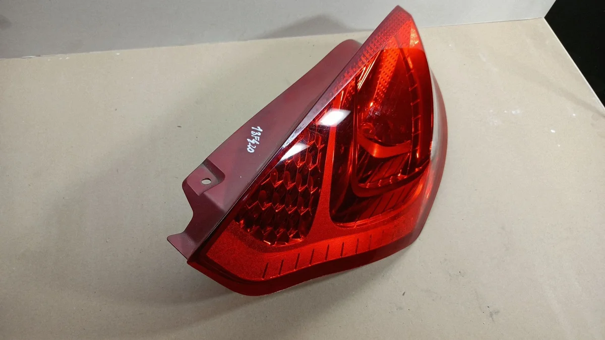 Luz trasera izquierda Ford Fiesta MK7 image 8