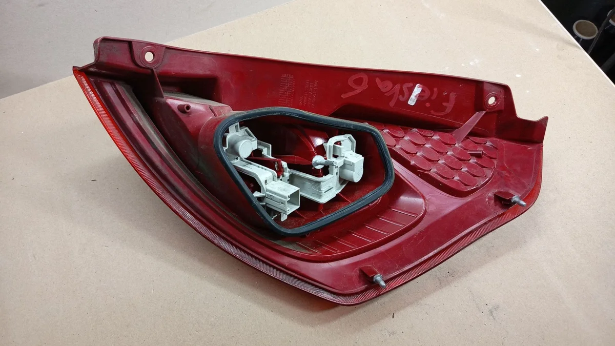 Luz trasera izquierda Ford Fiesta MK7 image 9