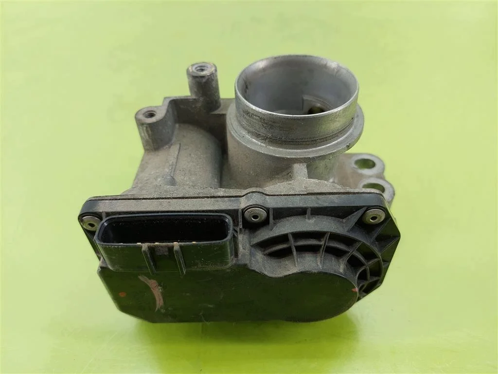 Boîtier papillon Toyota Yaris II 1.3B