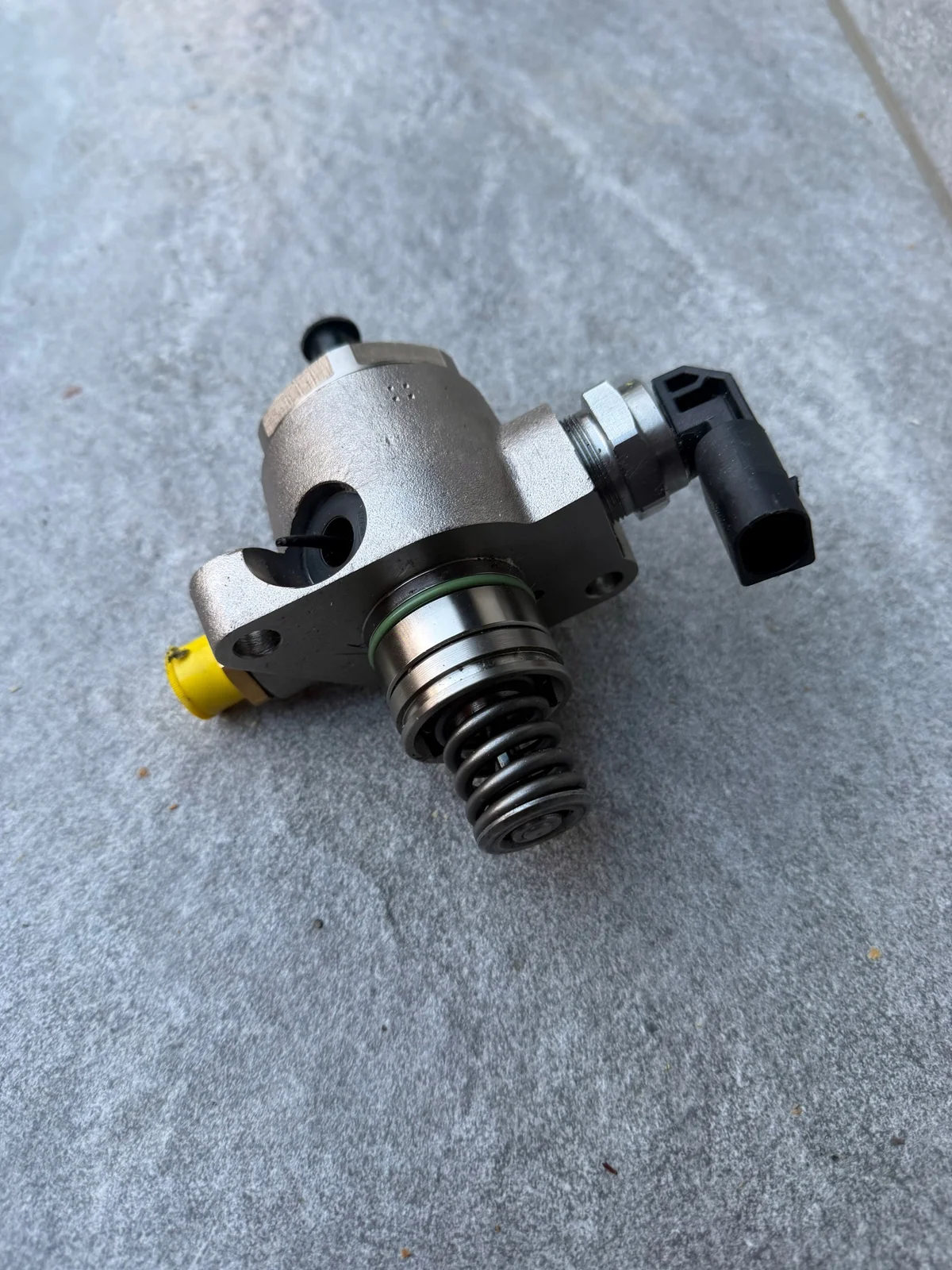 Pompe à carburant 06L127025T VAG 2.0 essence thumbnail 1