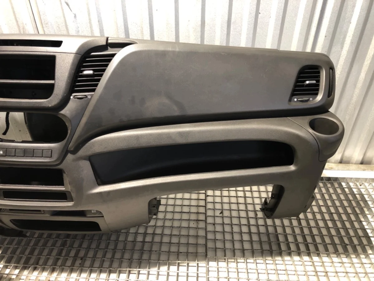 Iveco Daily VI Painel Central Usado image 4