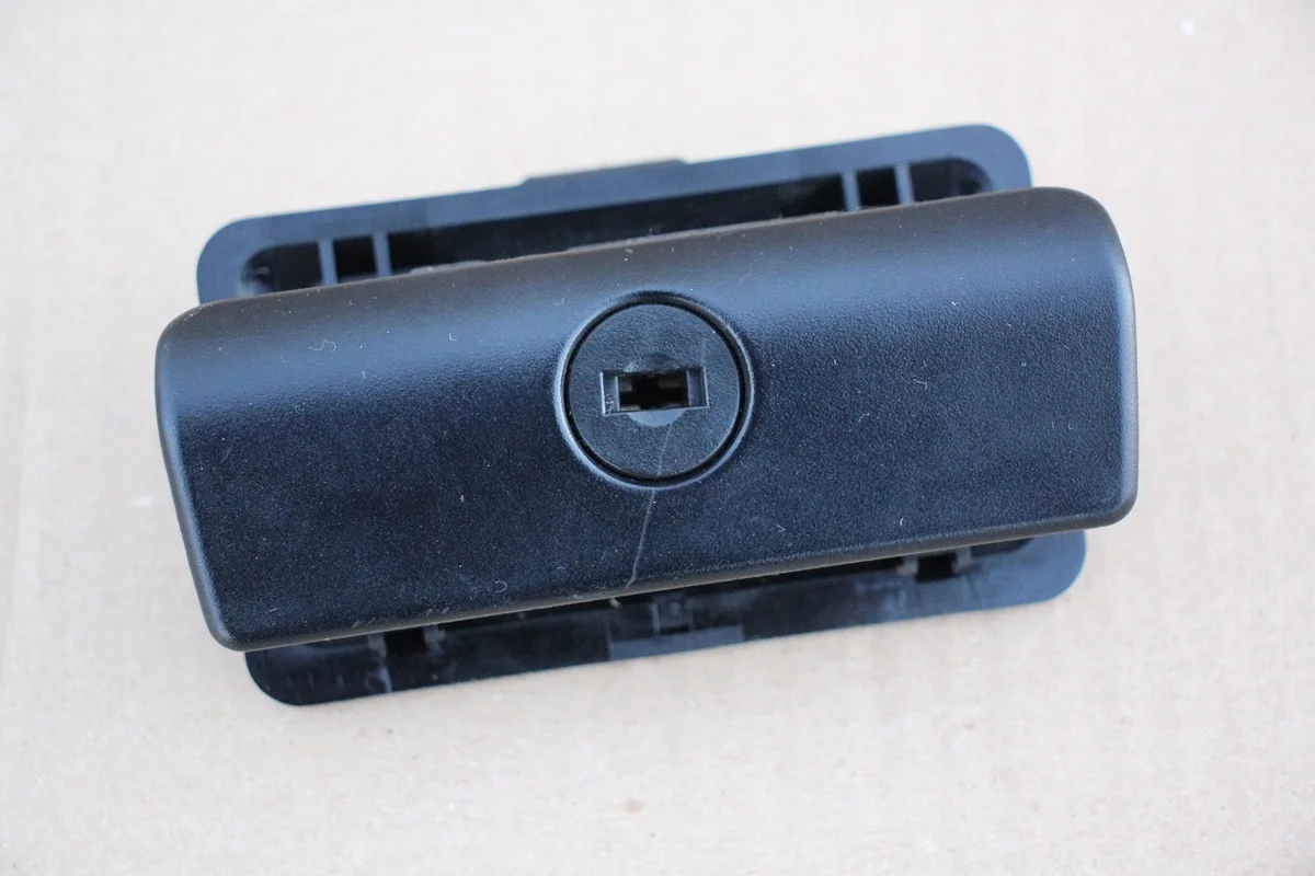 BMW E39 Handschuhfach-Griff gebraucht thumbnail 2