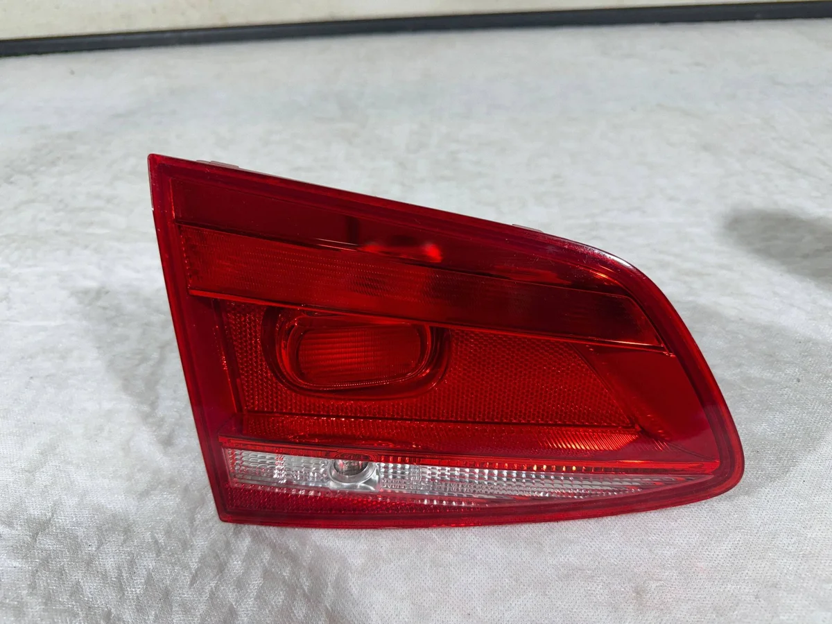 Volkswagen Passat B7 Lâmpada Mala Esquerda