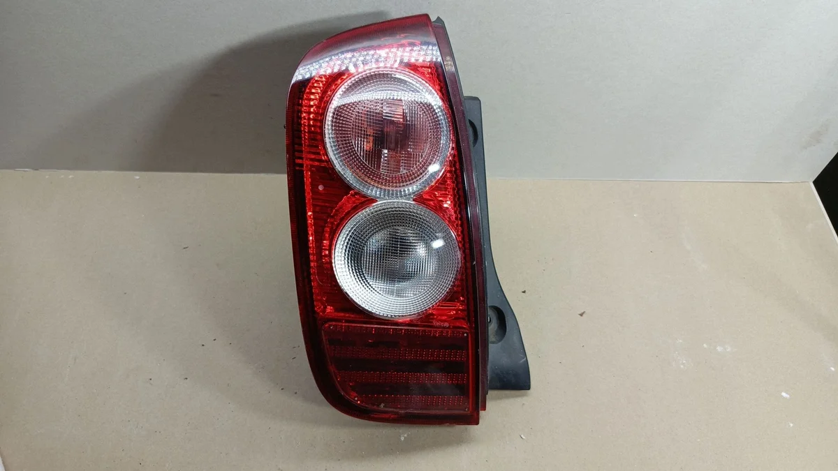 Feu arrière gauche Nissan Micra K12 13F418