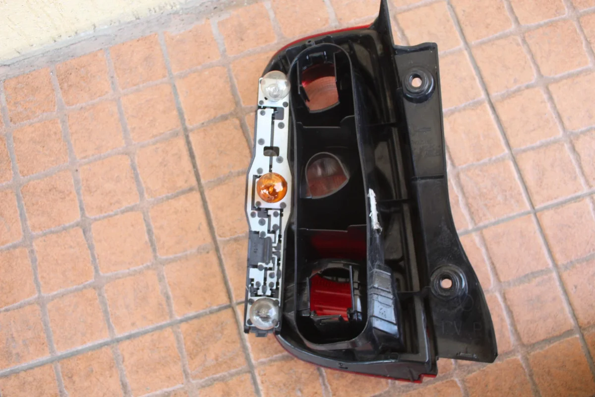 Luz trasera derecha Nissan Micra K12 (2003-2010) image 4