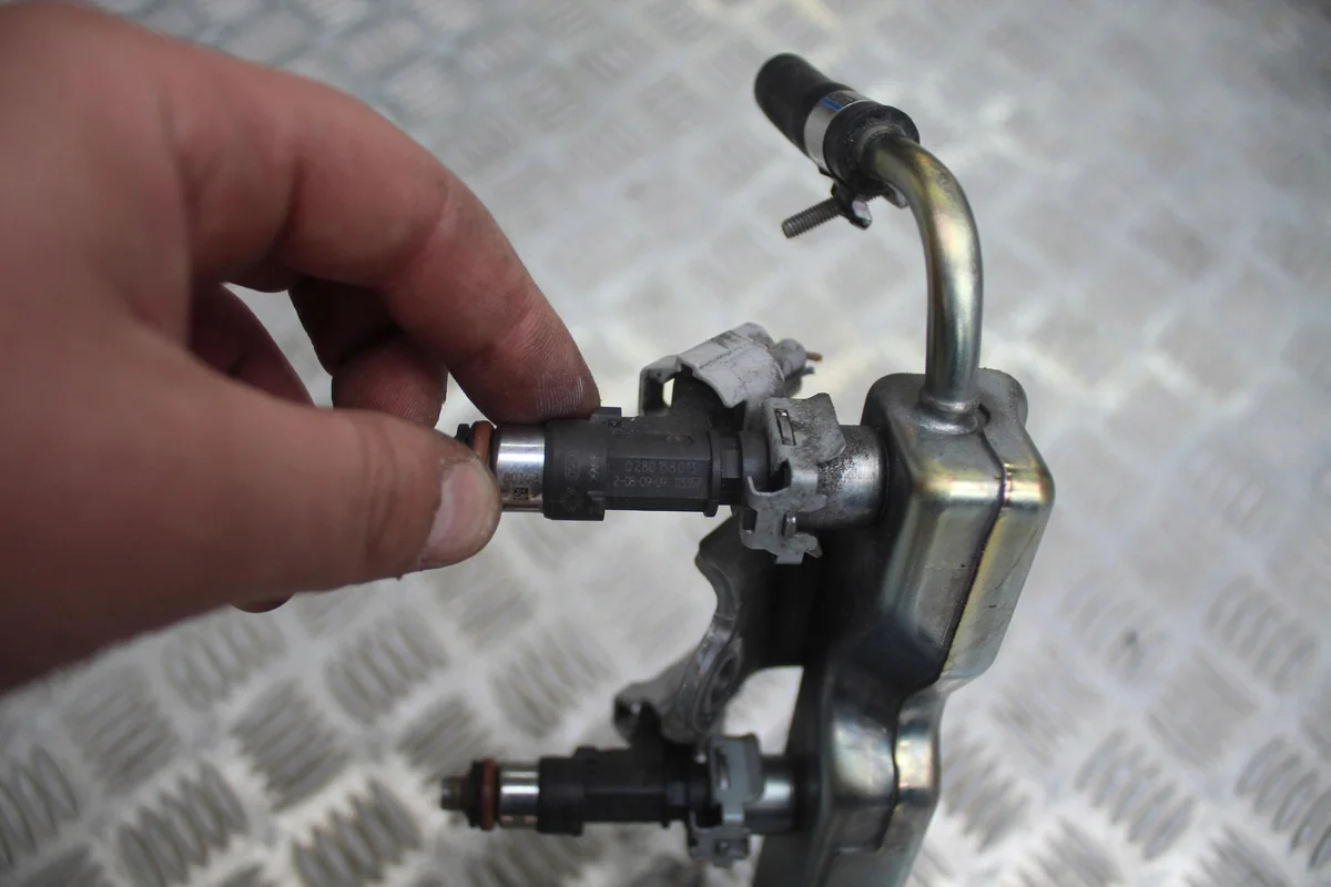 Rampe injecteur Nissan Micra K12 1.2 B image 4