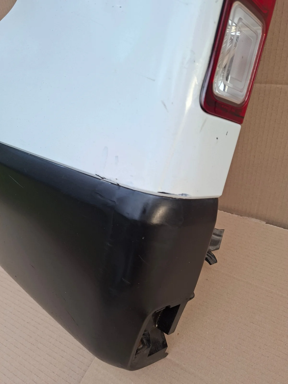 Renault Trafic III: Coin de pare-chocs arrière gauche image 4