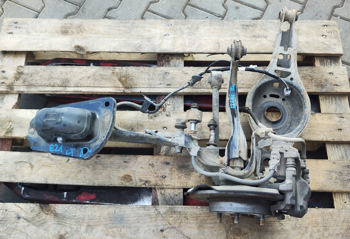Achsschenkel links Toyota Corolla E21 Kombi image 2