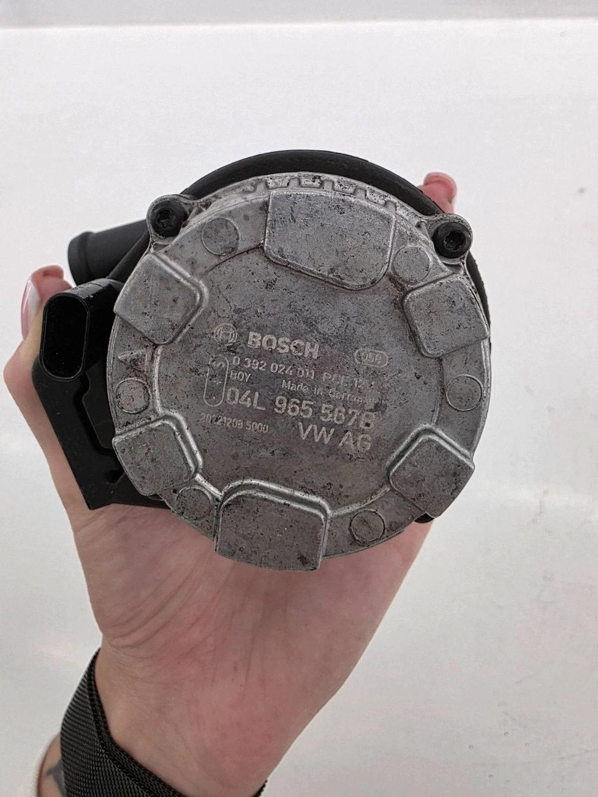 Vesipumppu VW Passat B8 04L965567B image 3