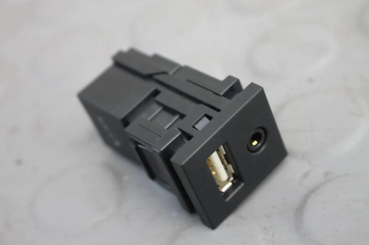 Porta USB AUX Toyota Corolla E21 (2019-)