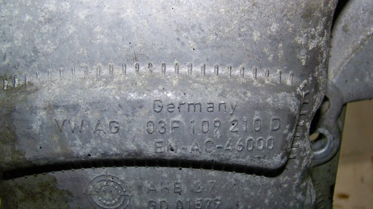 VW 1.2 TSI Steuergehäusedeckel 03F109210D image 4