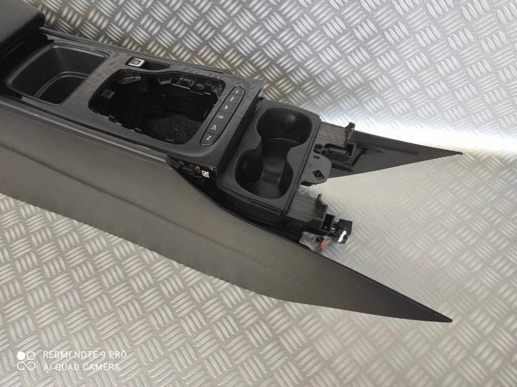 Opel Insignia B mittkonsol armstöd 3009977500 image 3