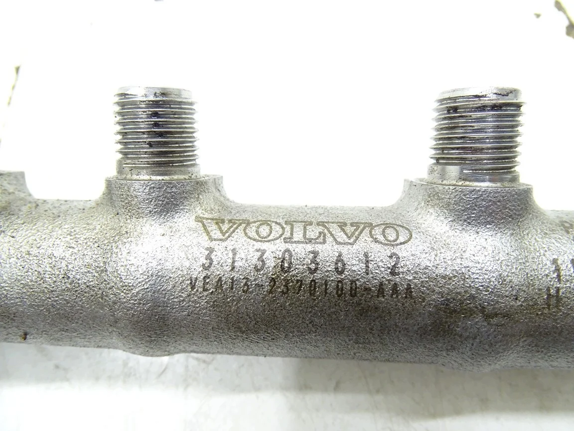Volvo XC60 II XC90 V70 Einspritzleiste 31303612 image 4
