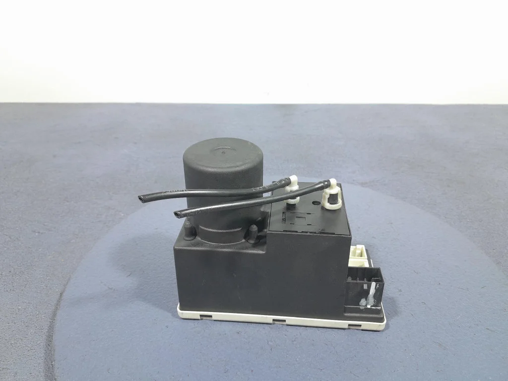 Audi A4 B5 LIFT 97- Pumppu keskuslukitus 8D0862257B image 3