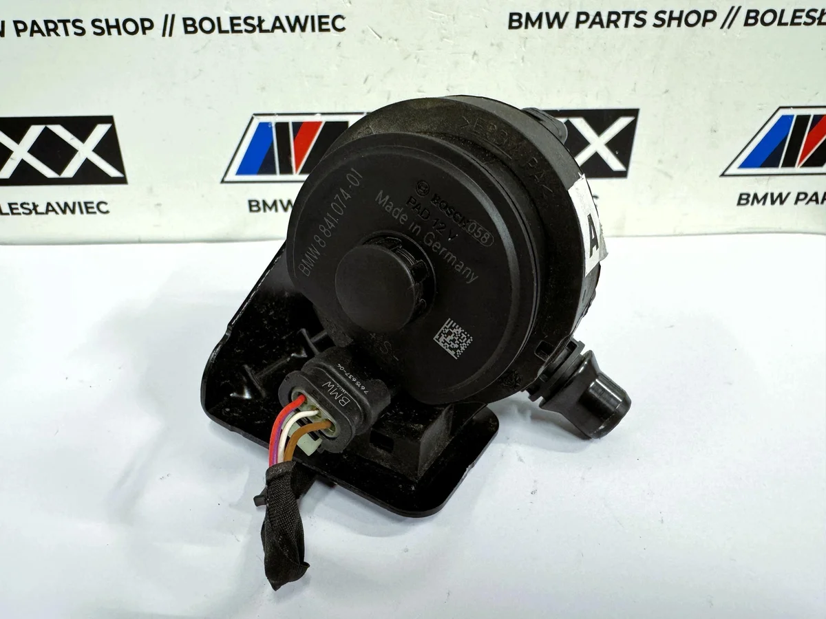 BMW iX Zusatzwasserpumpe Halterung 8841074 image 3
