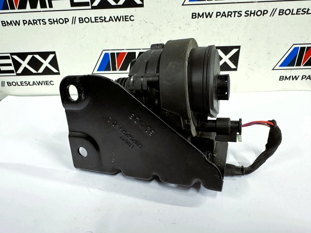 BMW iX Zusatzwasserpumpe Halterung 8841074 image 4