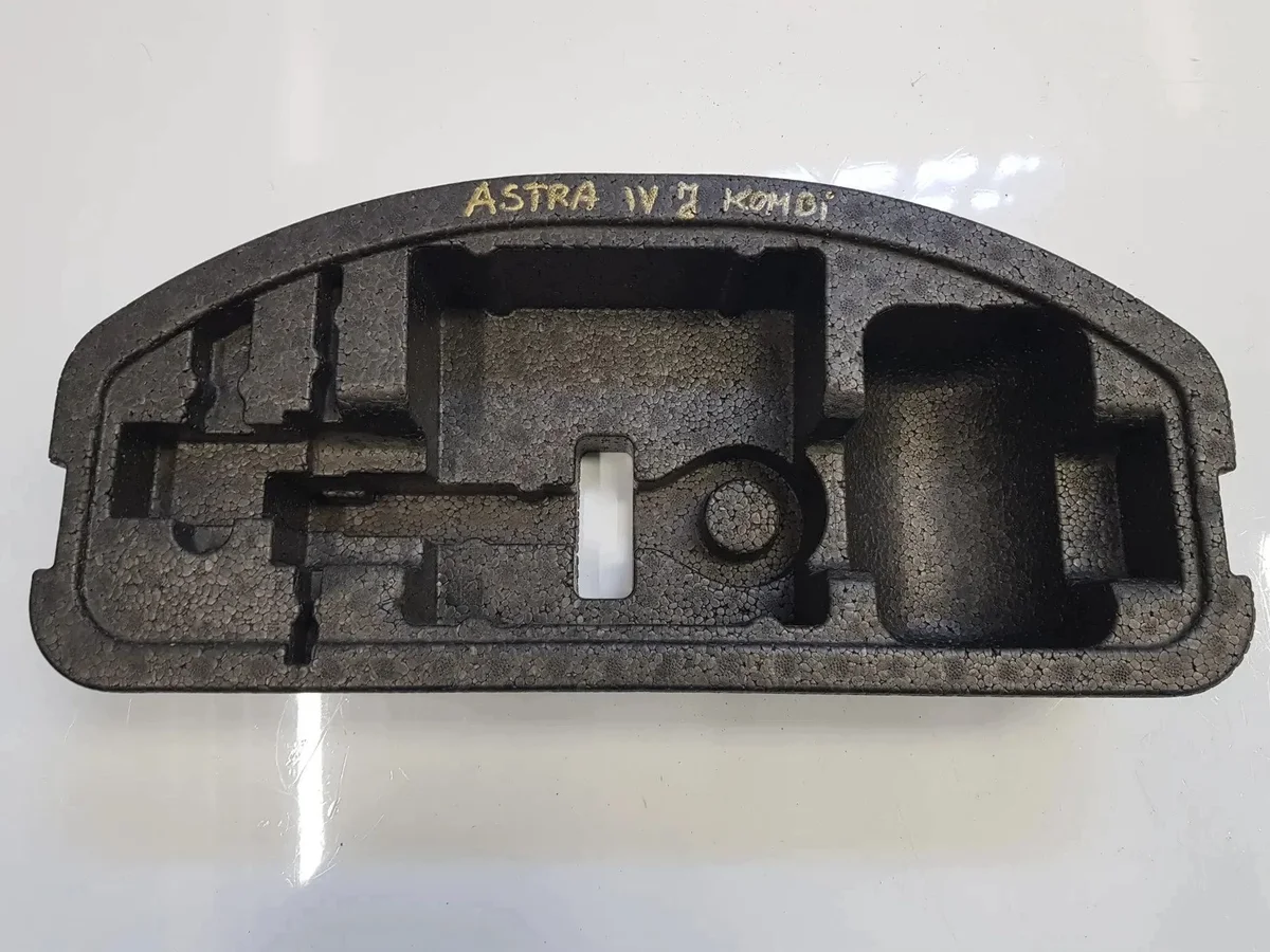 Opel Astra IV tavaratilan pohjan sisäosa