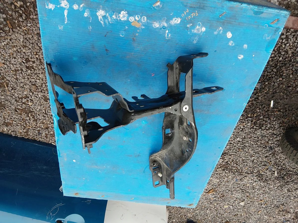 Soporte Faro BMW Serie 5 G30 G31 G14 G15 7383858 BMW5G30G31G14