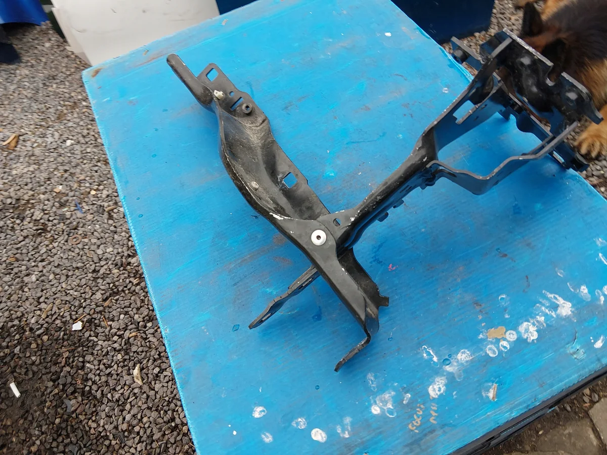 BMW 5 G30/G31/G14/G15 främre strålkastarinfästning höger BMW5G30G31G14