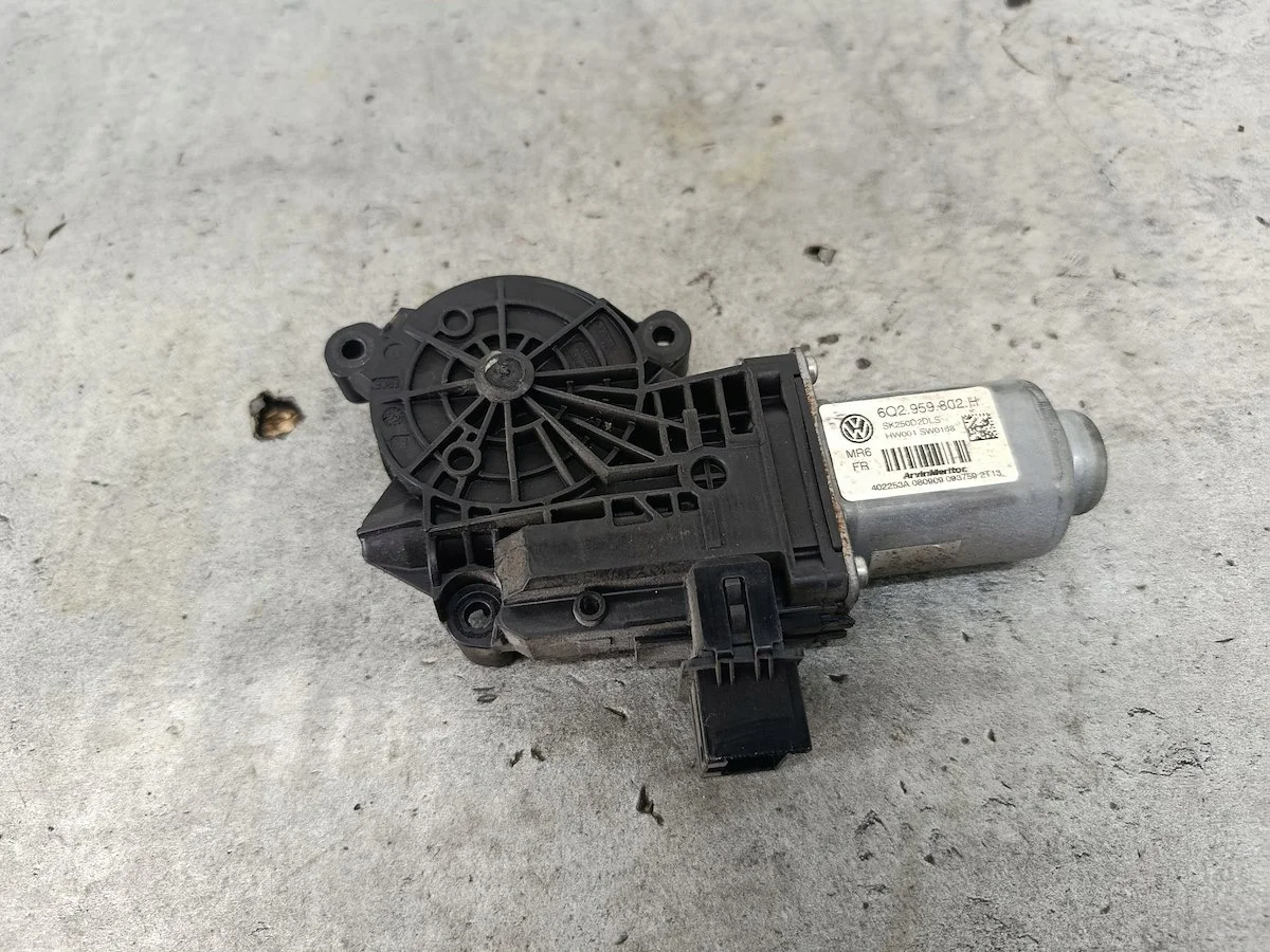 Skoda Fabia II Fensterhebermotor links vorne image 4