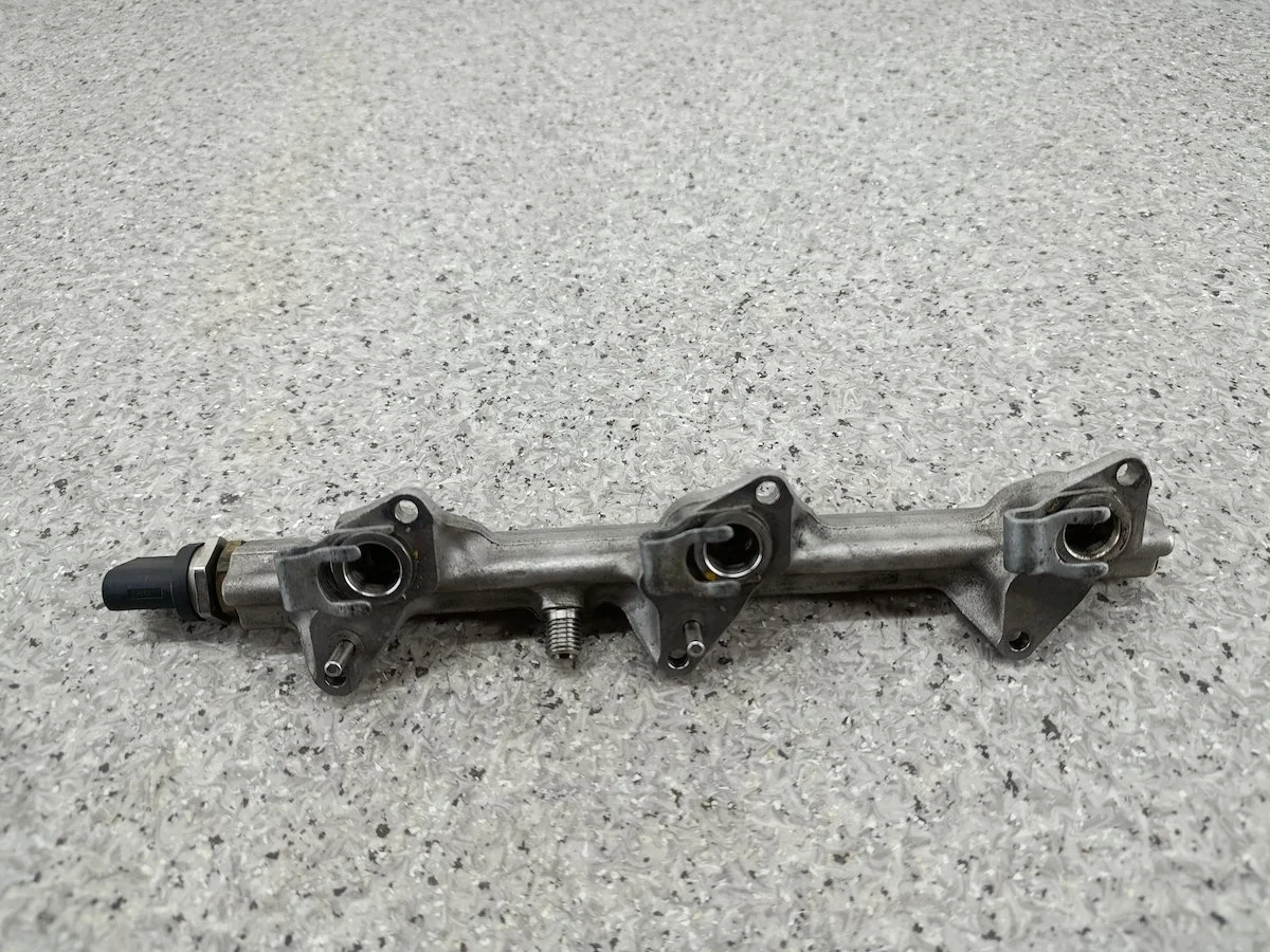 Mercedes W204 C350 Fuel Rail A0051535628