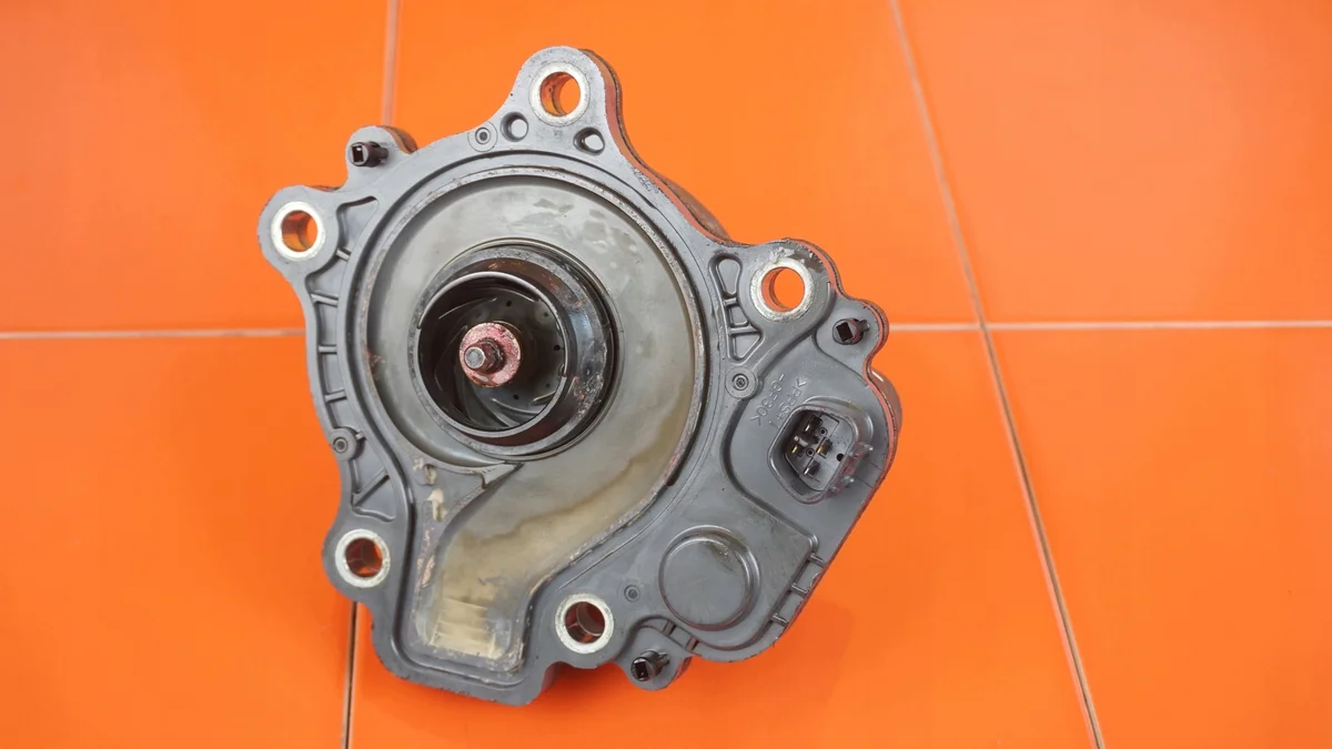 Vattenpump Toyota Prius/Auris 1.8 Hybrid image 3