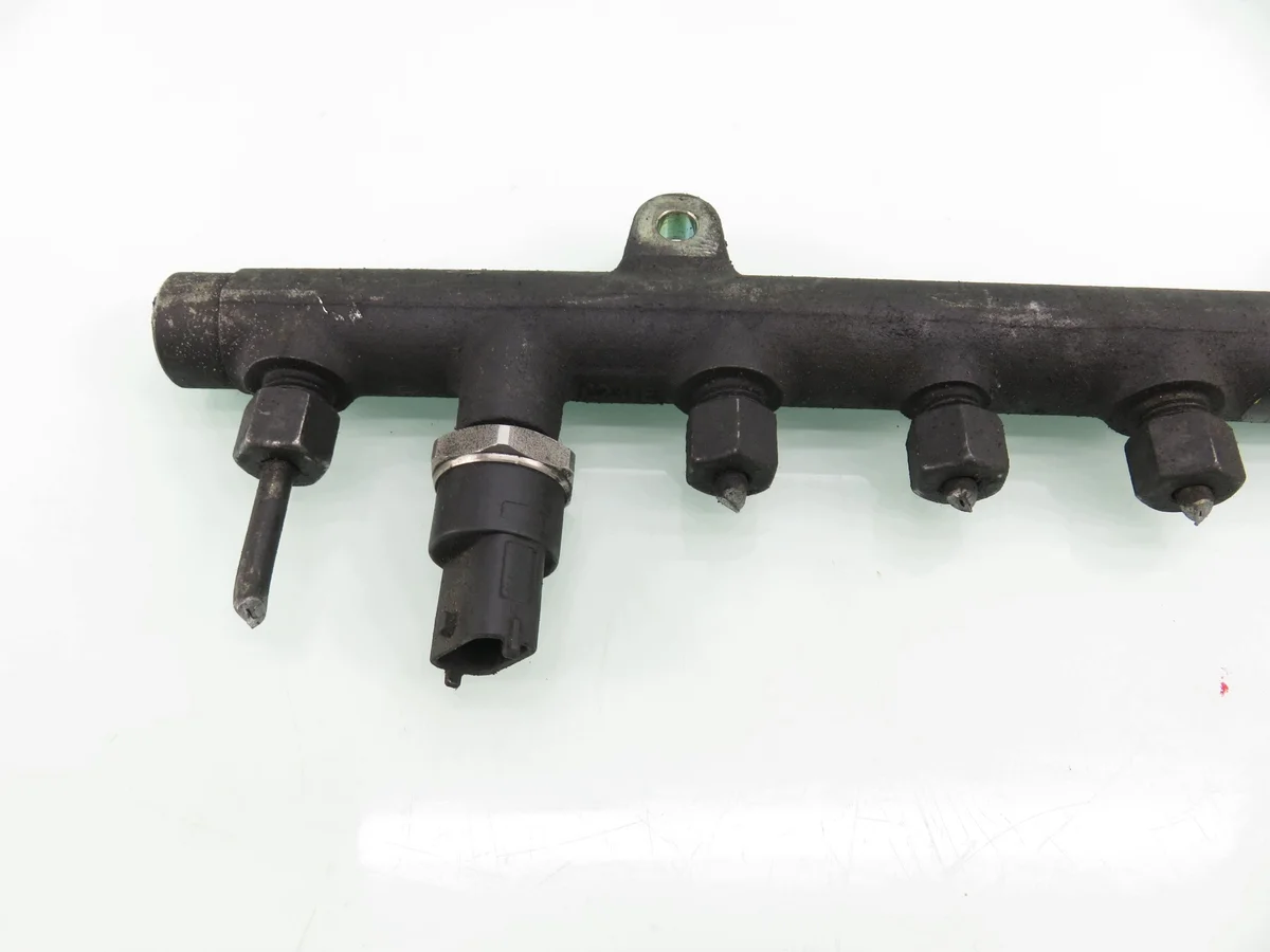 Opel Vivaro A 1.9 DTI Injector Rail image 4