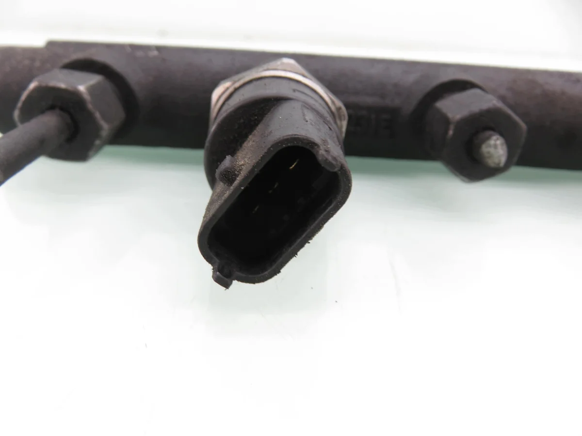 Opel Vivaro A 1.9 DTI Injector Rail image 5